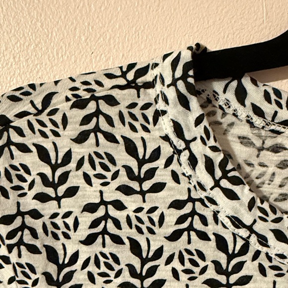 NWOT size M LOFT Black and White Leaf Print Top - Picture 4 of 5